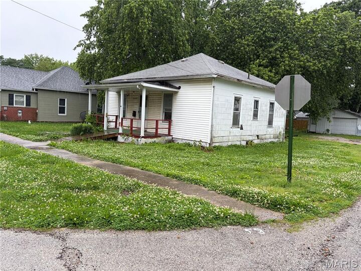 Property Photo:  1425 N Madison Street  IL 62056 