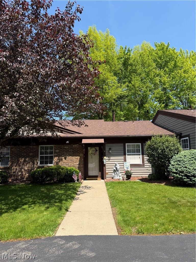 Property Photo: 810 Nob Hill Drive 4 OH 44446