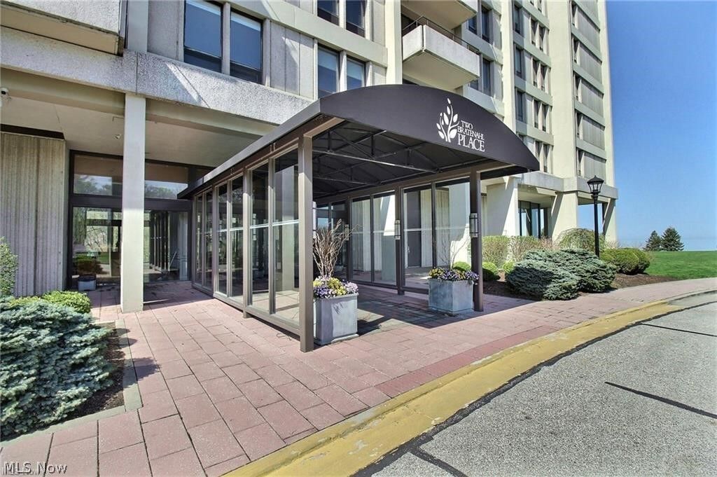 Property Photo:  2 Bratenahl Place 2D  OH 44108 