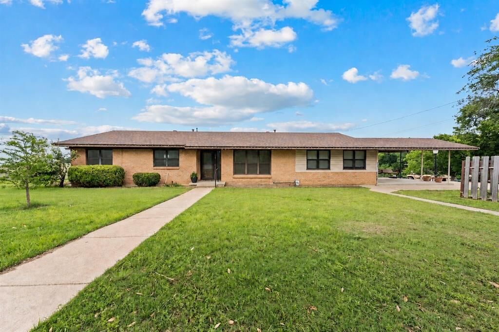 Property Photo:  608 W Spring Street  TX 76691 