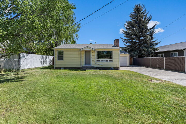 Property Photo: 2402 NE 3rd OR 97754
