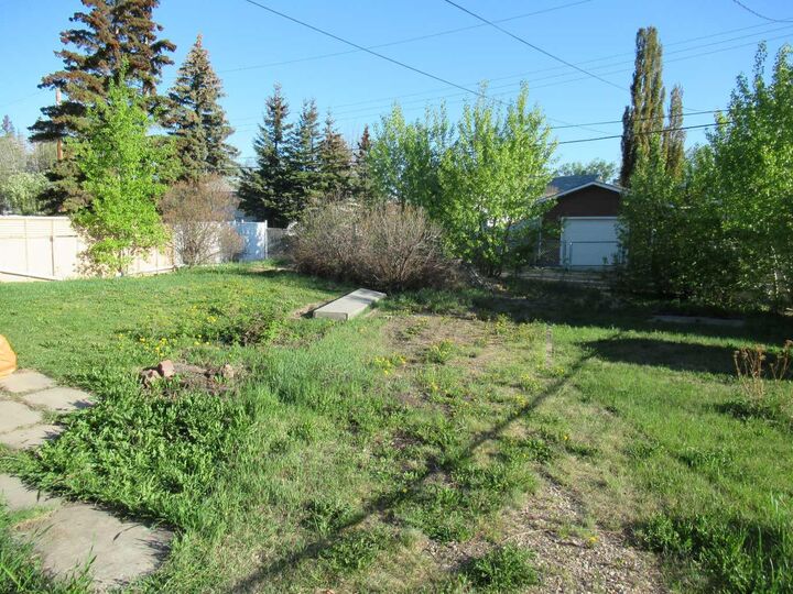 Property Photo:  10508 108 Avenue  AB T8V 1P8 