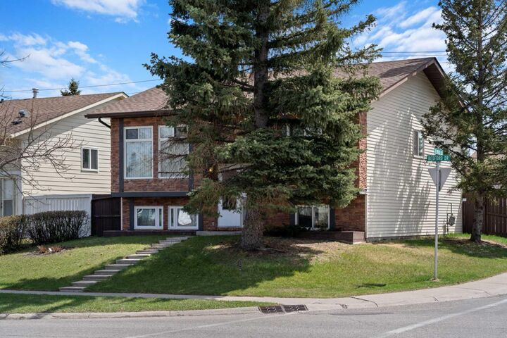 Property Photo:  75 Bedford Drive NE  AB T3K 2N9 