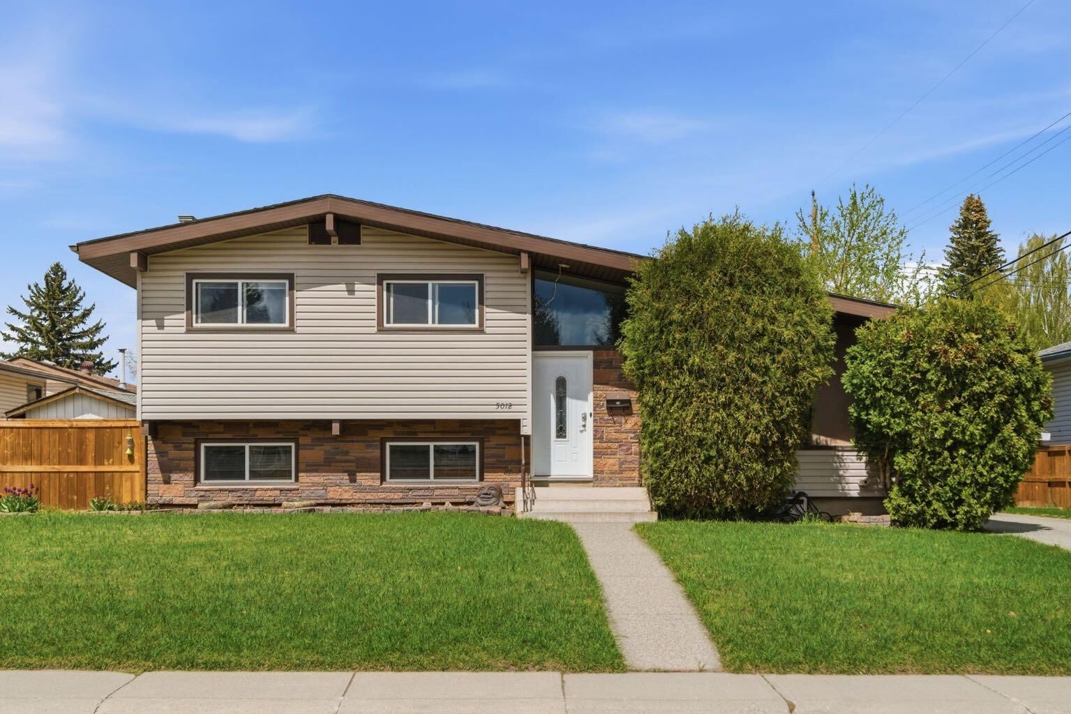 Property Photo:  5012 Valiant Drive NW  AB T3A 0Y5 