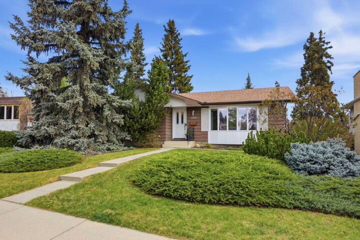 Property Photo:  404 Canterbury Drive SW  AB T2W 1J2 