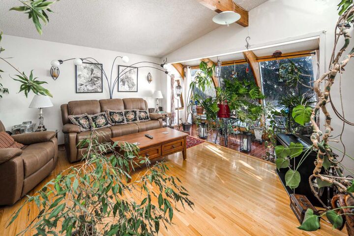 Property Photo:  4012 Varsity Drive NW  AB T3A 0Z6 