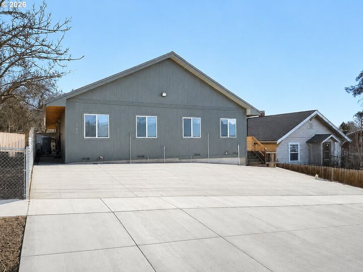 Property Photo:  1433 Lakeview Ave  OR 97601 