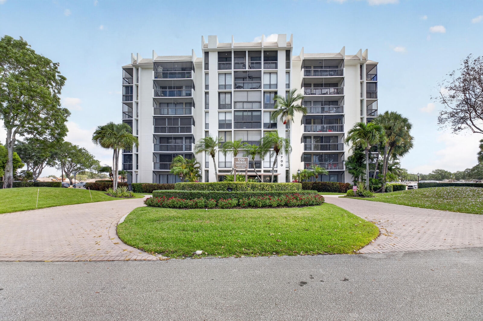 Property Photo:  1732 Bridgewood Drive  FL 33434 