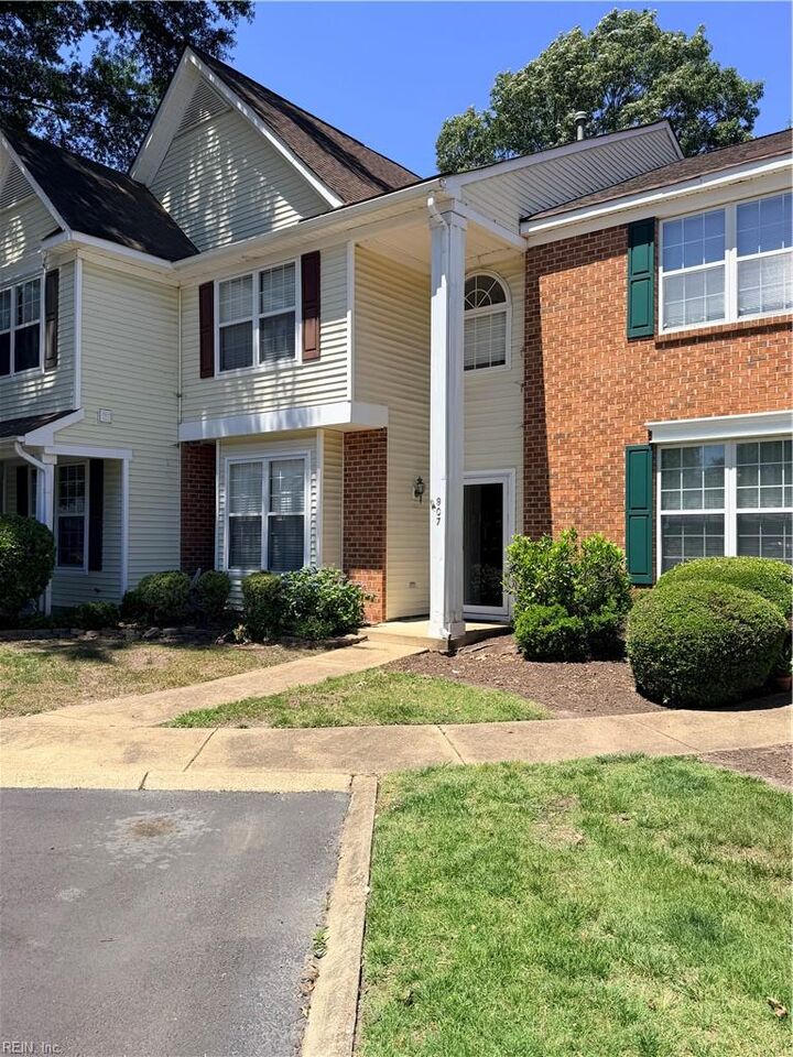 Property Photo: 807 Oak Springs Ct VA 23602
