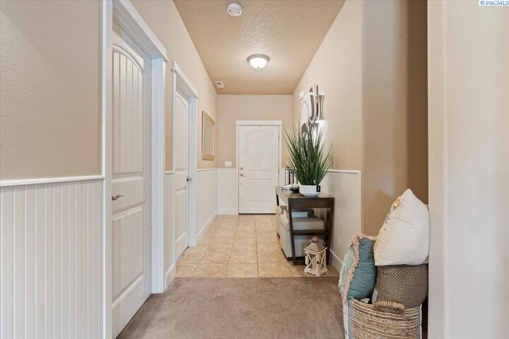 Property Photo:  650 Pikes Peak Dr  WA 99353 