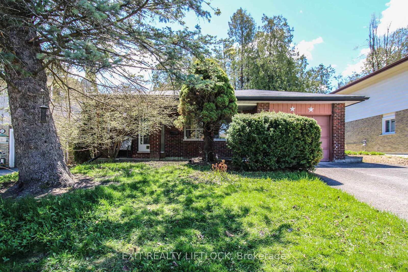 Property Photo: 1139 Danita Boulevard ON K9J 7J9
