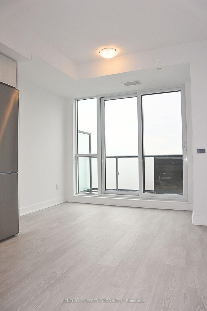Property Photo: 2545 Simcoe Street N Ph21 ON L1H 7K4