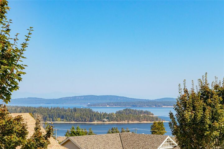 Property Photo: 484 Hillcrest Ave BC V9G 1W2