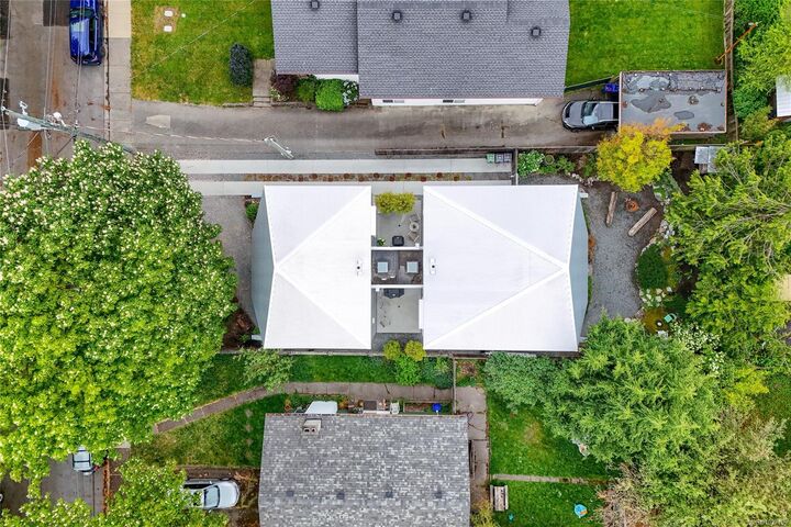 Property Photo:  1427 Walnut St  BC V8R 1Y7 