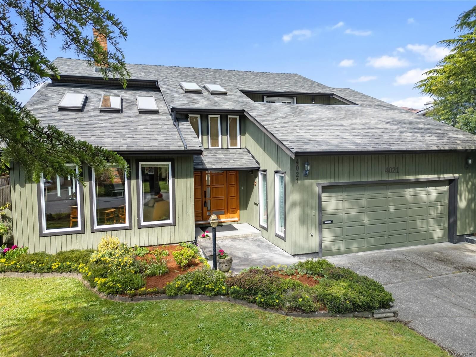 Property Photo:  4021 Dawnview Cres  BC V8N 5P7 