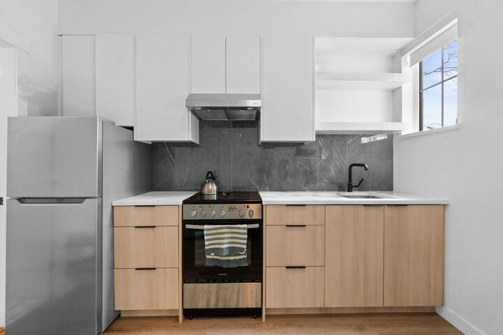 Property Photo:  237 Ridgeway Avenue 5  BC V7L 0H6 