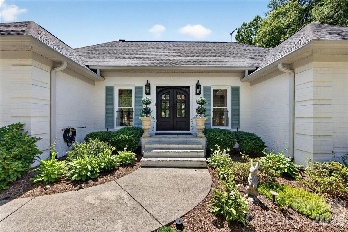 Property Photo: 11100 Tara Oaks Drive NC 28227