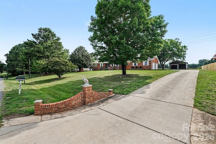 Property Photo: 16924 Knoxwood Drive NC 28078