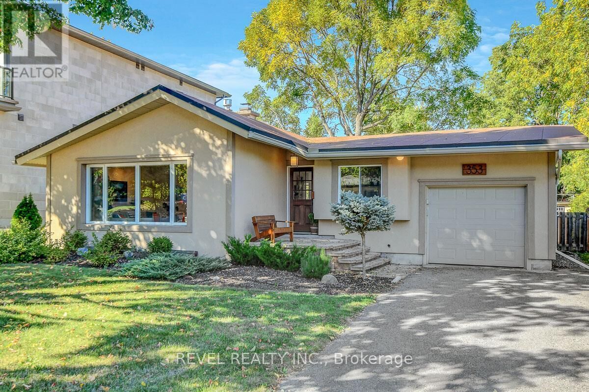 Property Photo:  353 Mountbatten Avenue  ON K1H 5W2 