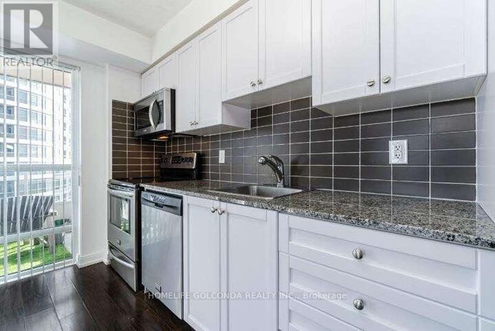 Property Photo: 151 Village Green Square 2402 ON M1S 0K5