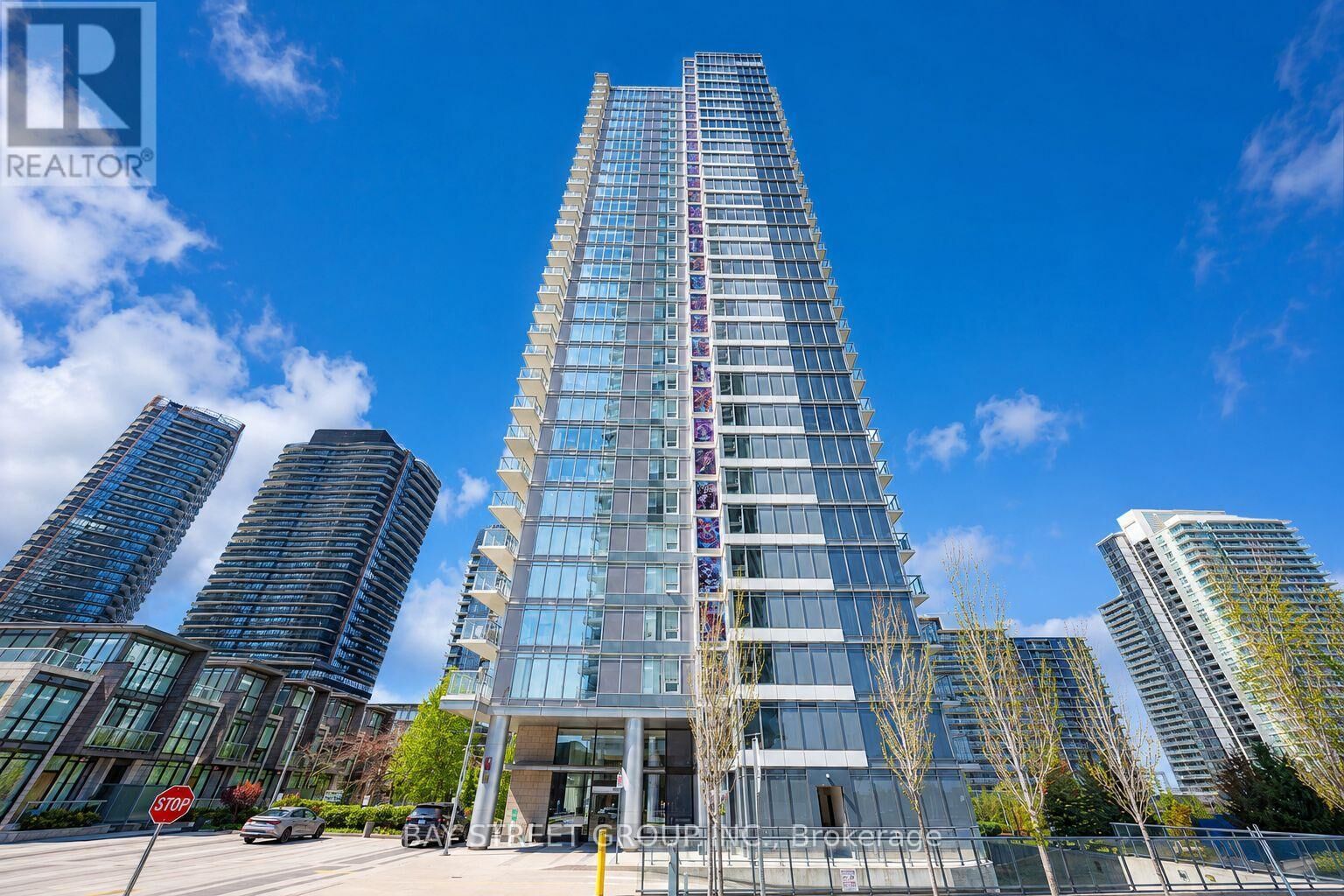 Property Photo:  121 McMahon Drive 2906  ON M2K 0C1 