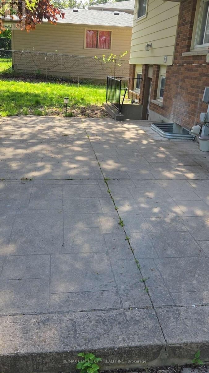 Property Photo: 116 Paperbirch Crescent ON N6G 1L7