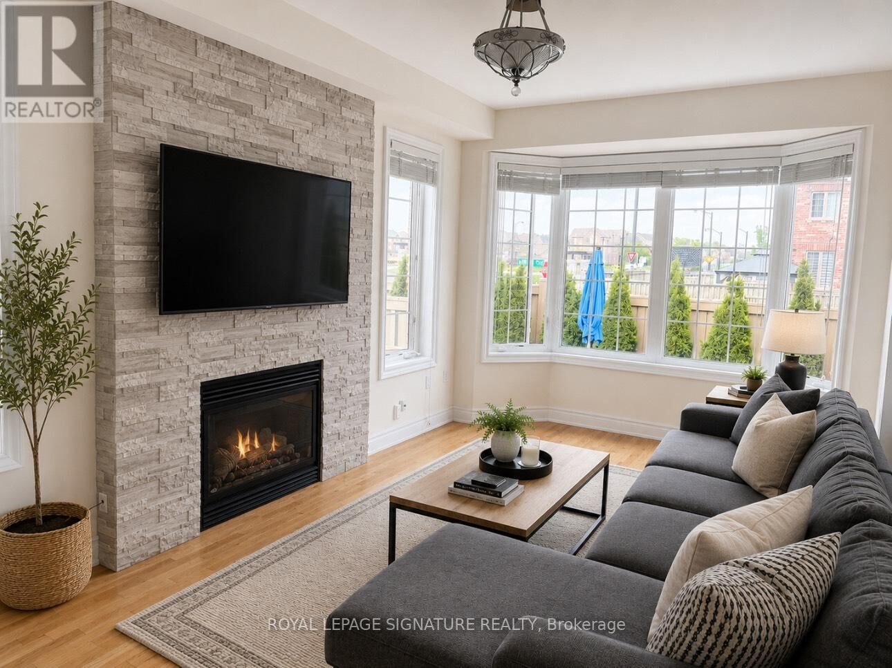 Property Photo:  45 Pelham Drive  ON L4H 3Z8 