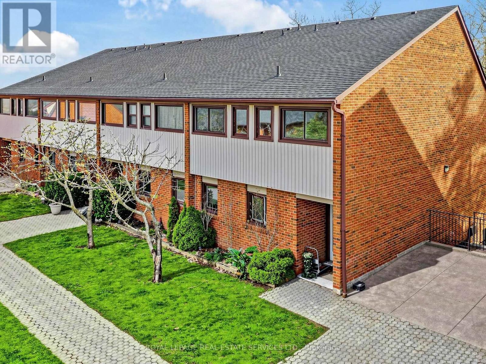 Property Photo:  530 Falgarwood Drive 21  ON L6H 1N3 