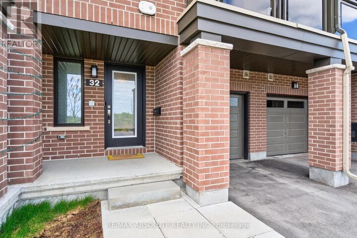 Property Photo:  32 Verglas Lane  ON K1W 0P5 