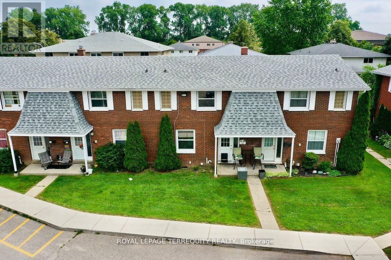 Property Photo:  14 Orchard Place  ON N7M 1A6 