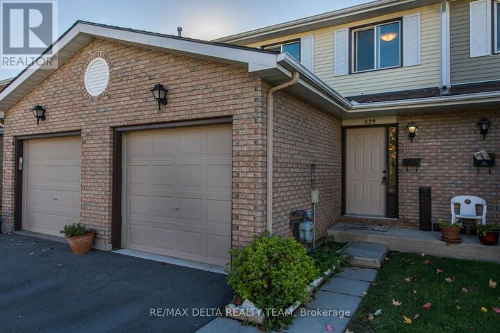 Property Photo:  323 Monica Crescent 8  ON K1E 3N6 