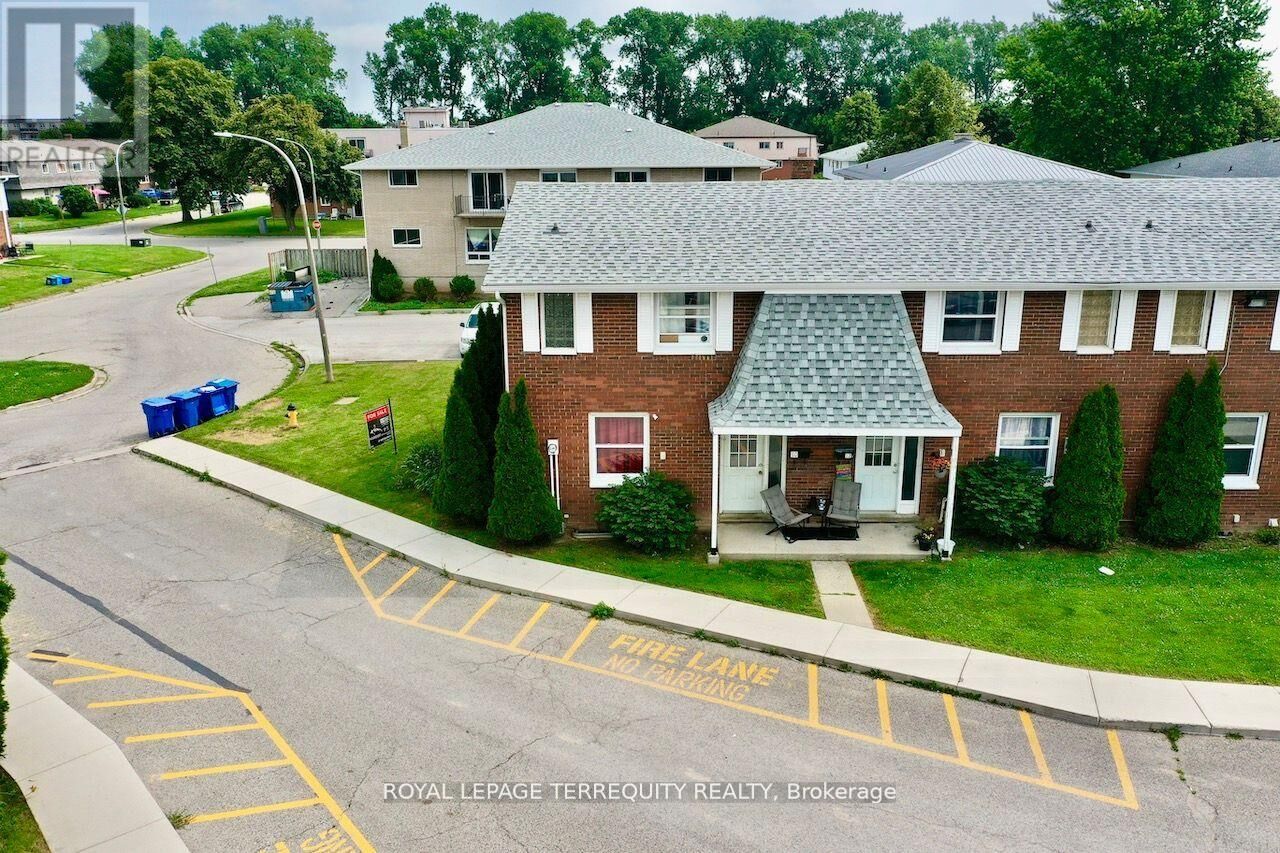 Property Photo:  10 Orchard Place  ON N7M 1A6 