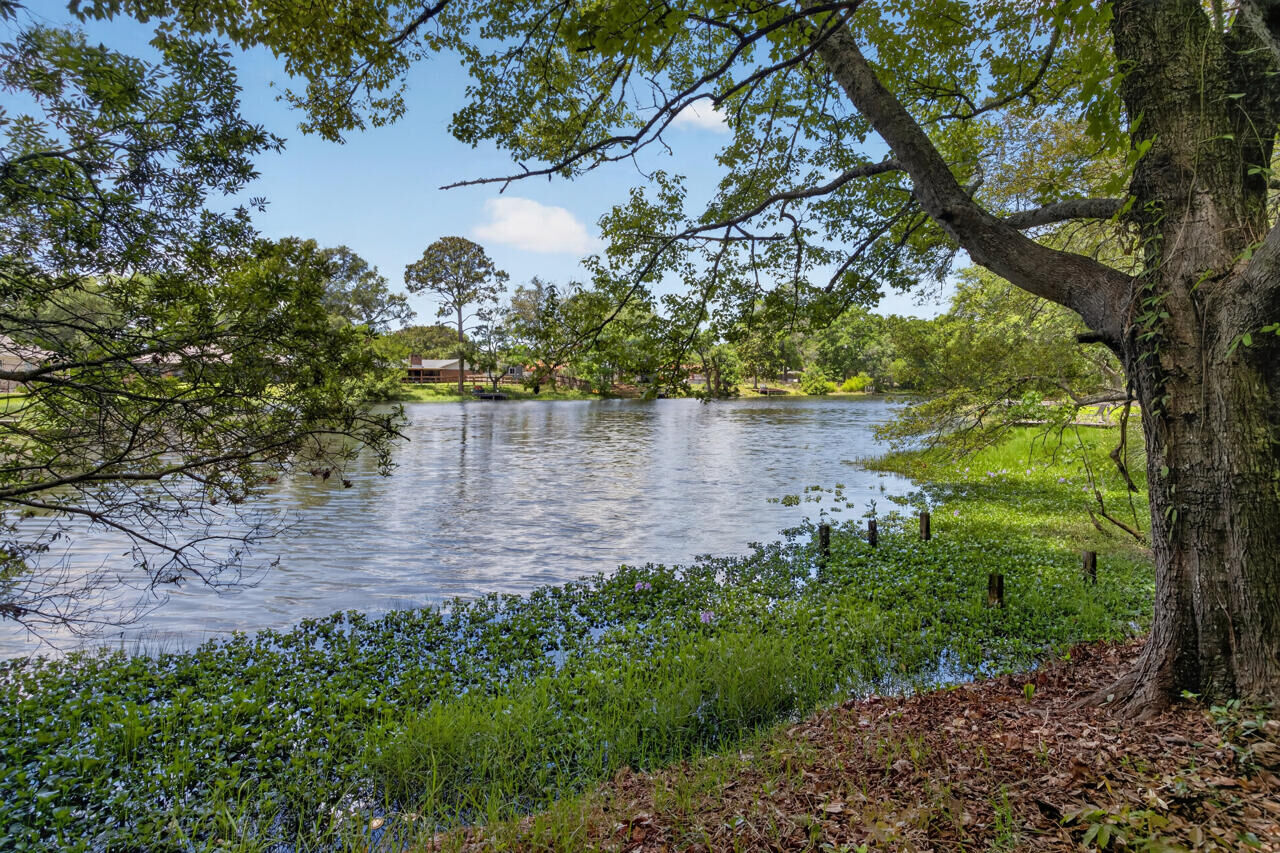 Property Photo: 1037 Everglade Drive FL 32578