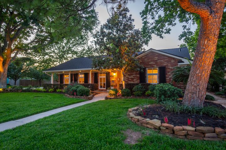 Property Photo:  2503 Baycrest Drive  TX 77058 