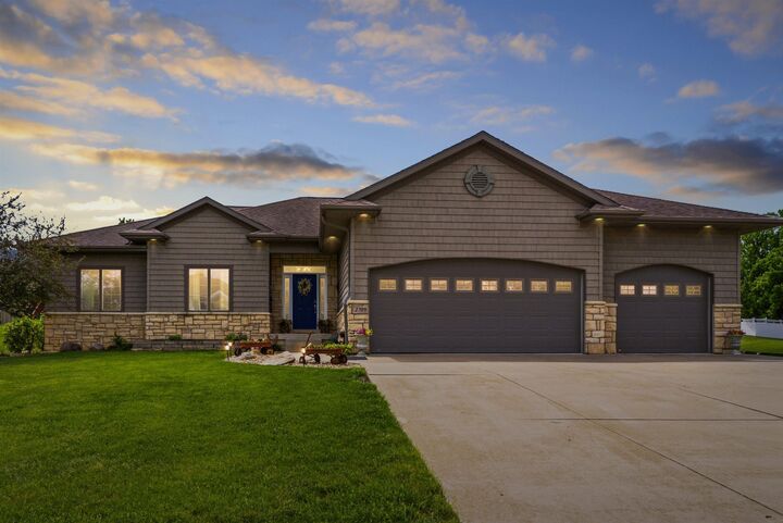 Property Photo:  2709 Falcon Lane  IA 50613 