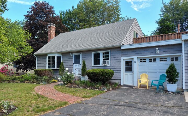 Property Photo:  32 Kings Court  ME 04090 