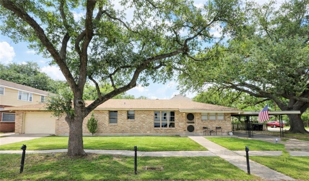 Property Photo:  1901 Pomona Street  LA 70005 