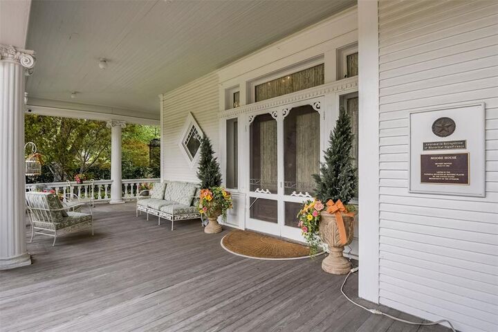 Property Photo: 400 W Denton Street TX 75119