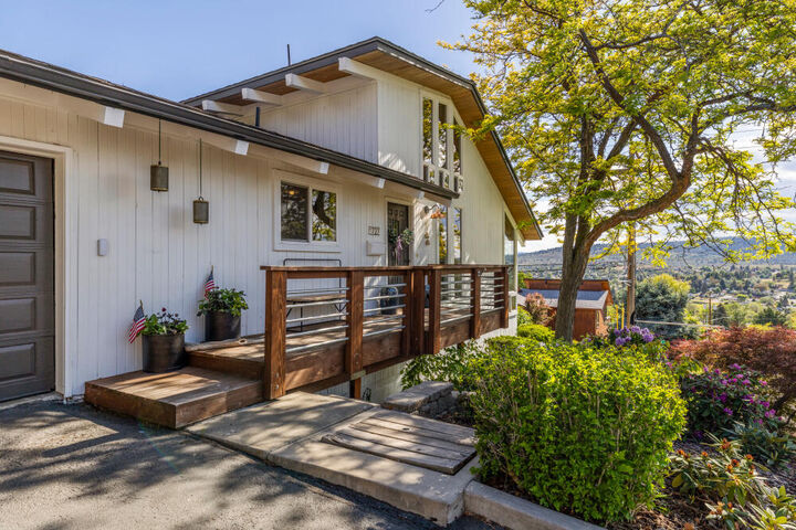 Property Photo: 727 Hillside Avenue OR 97601
