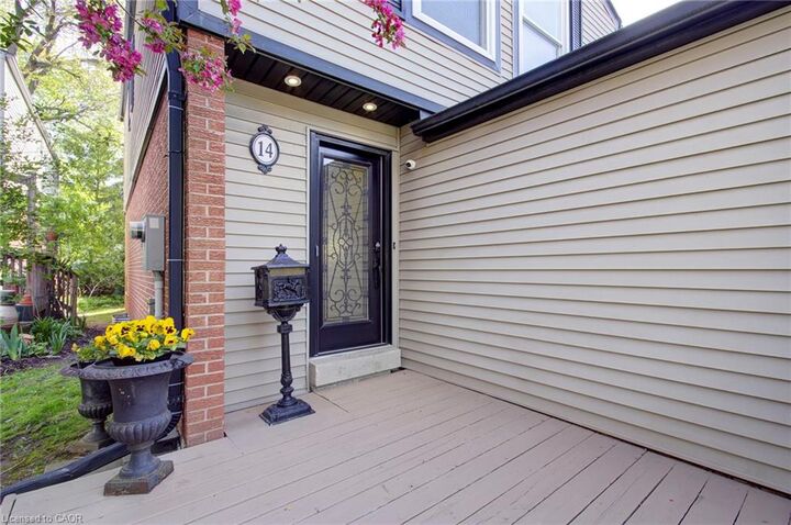 Property Photo:  336 Queen Street S 14  ON L5M 1M2 