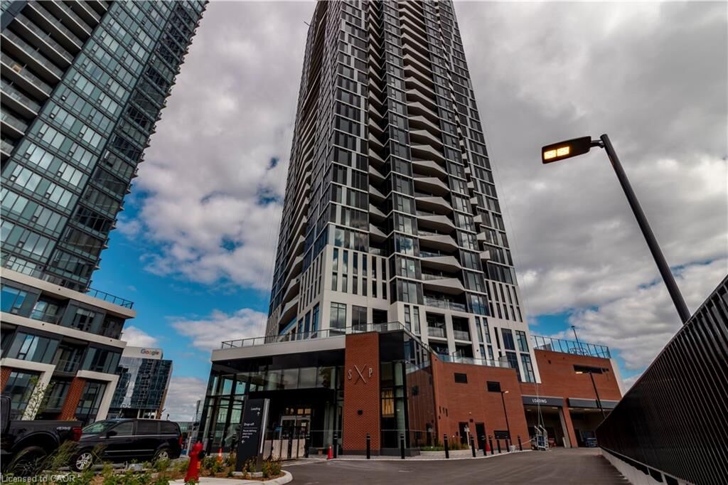 Property Photo:  25 Wellington South Street 1612  ON N2G 0G5 