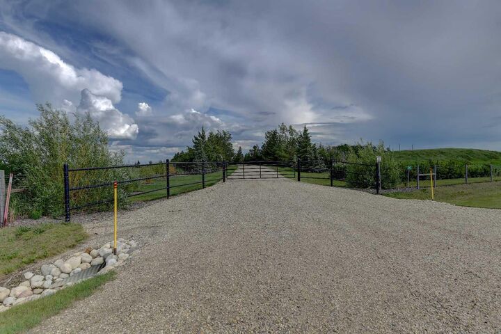 Property Photo:  17 - 713019 RR 71  AB T8V 3A4 