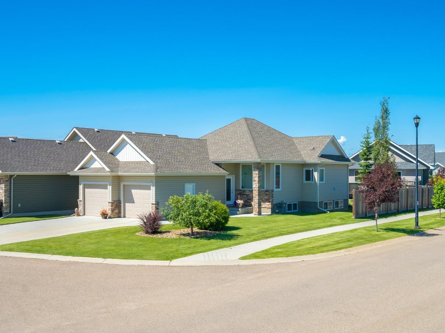 Property Photo:  1408 52B Avenue 1  AB T9V 3L4 