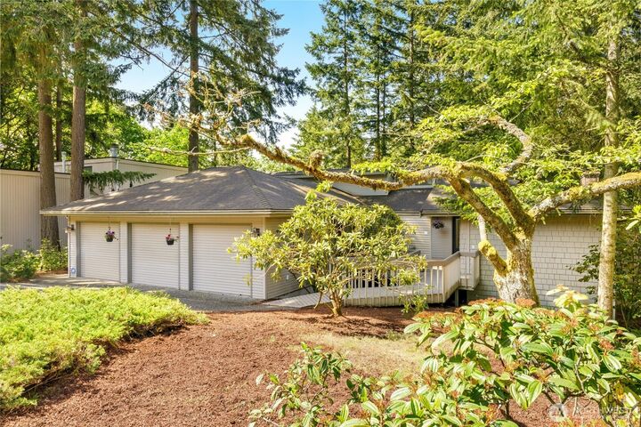 Property Photo: 5221 Somerset Drive SE WA 98006