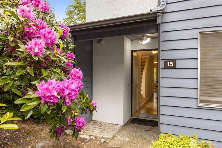 Property Photo:  280  Newport Wy NW  NW B15  WA 98027 