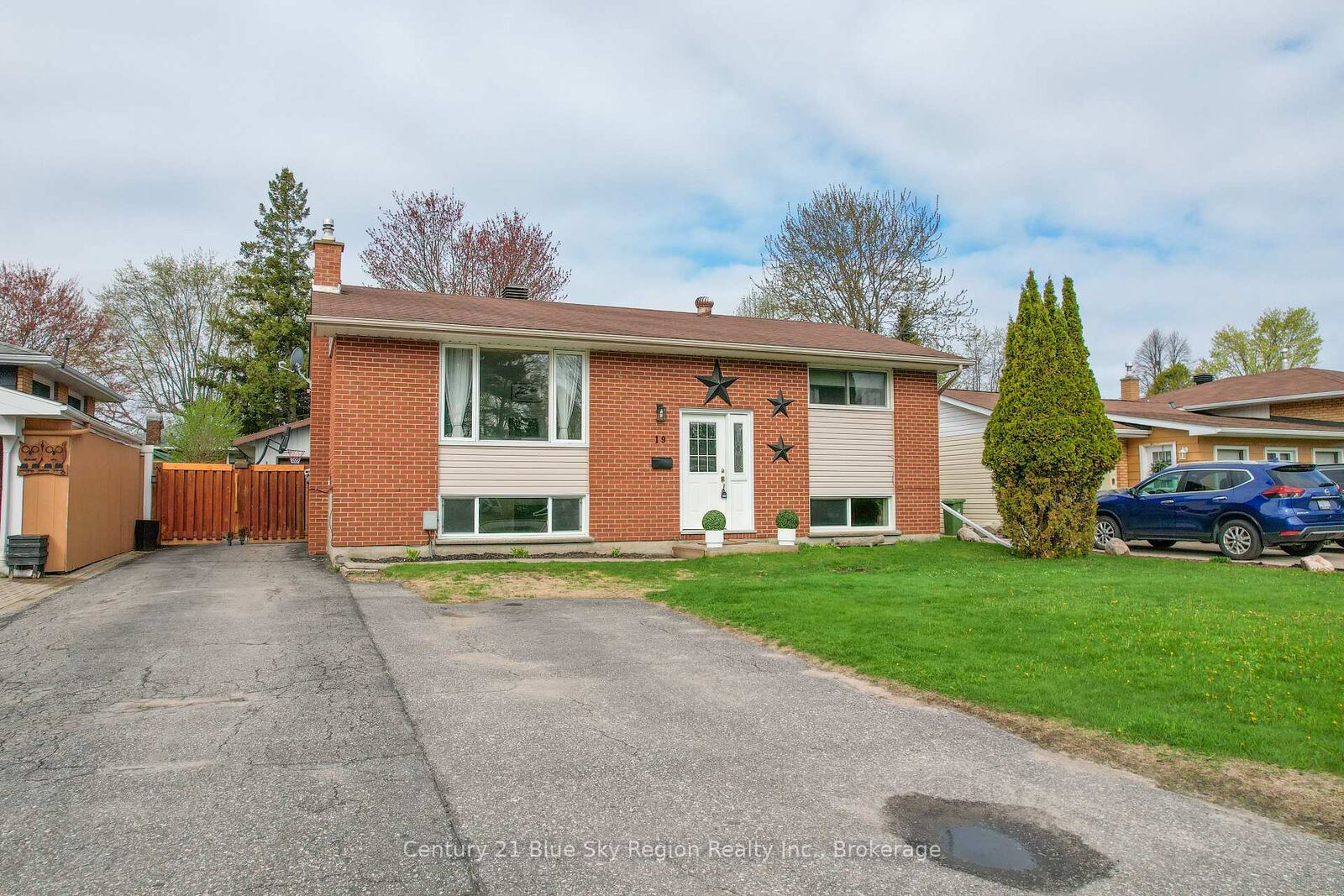 Property Photo:  19 Marshall Park Drive  ON P1A 2N8 