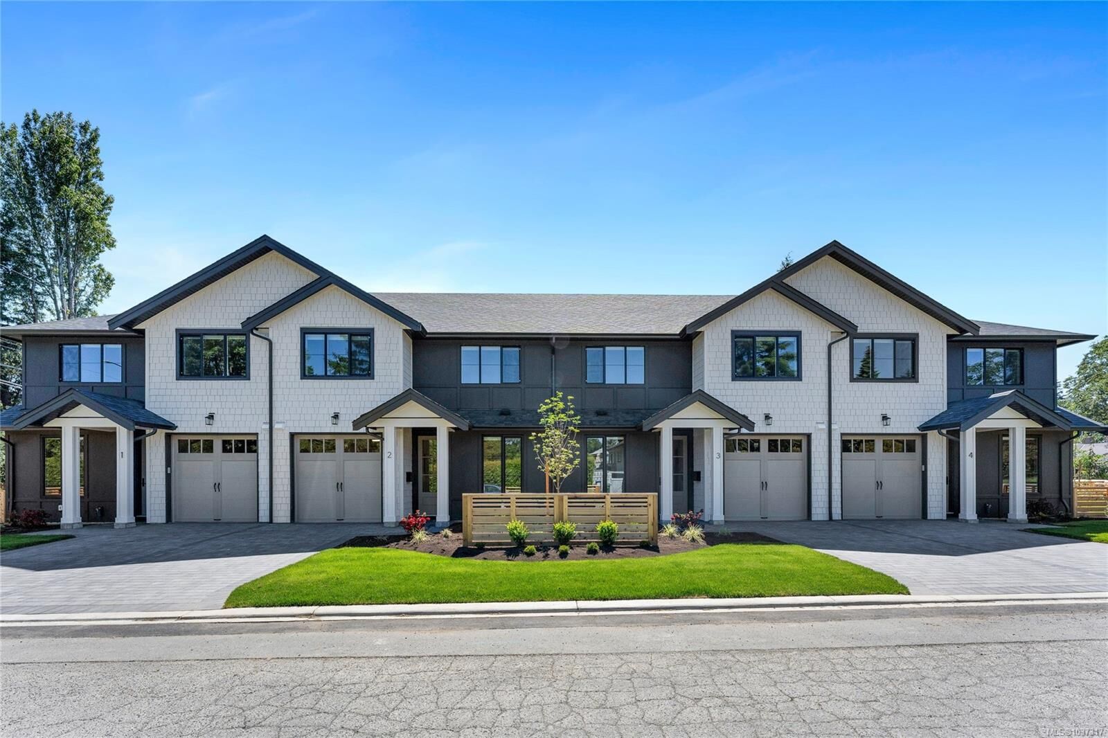 Property Photo:  3333 Henderson Rd 1  BC V8P 5A5 