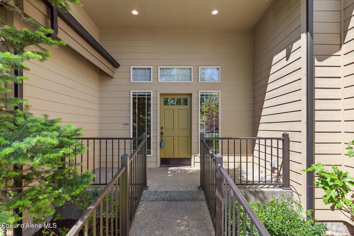 Property Photo:  635 E Round Up Circle  ID 83835 