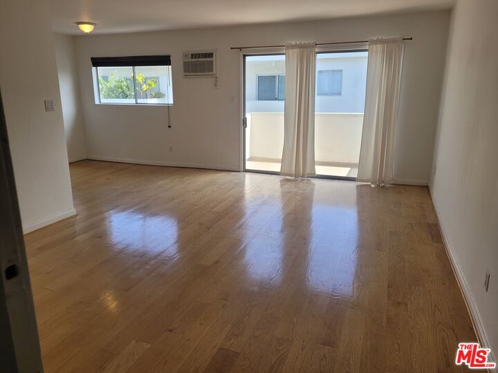 Property Photo:  960 Larrabee St  CA 90069 