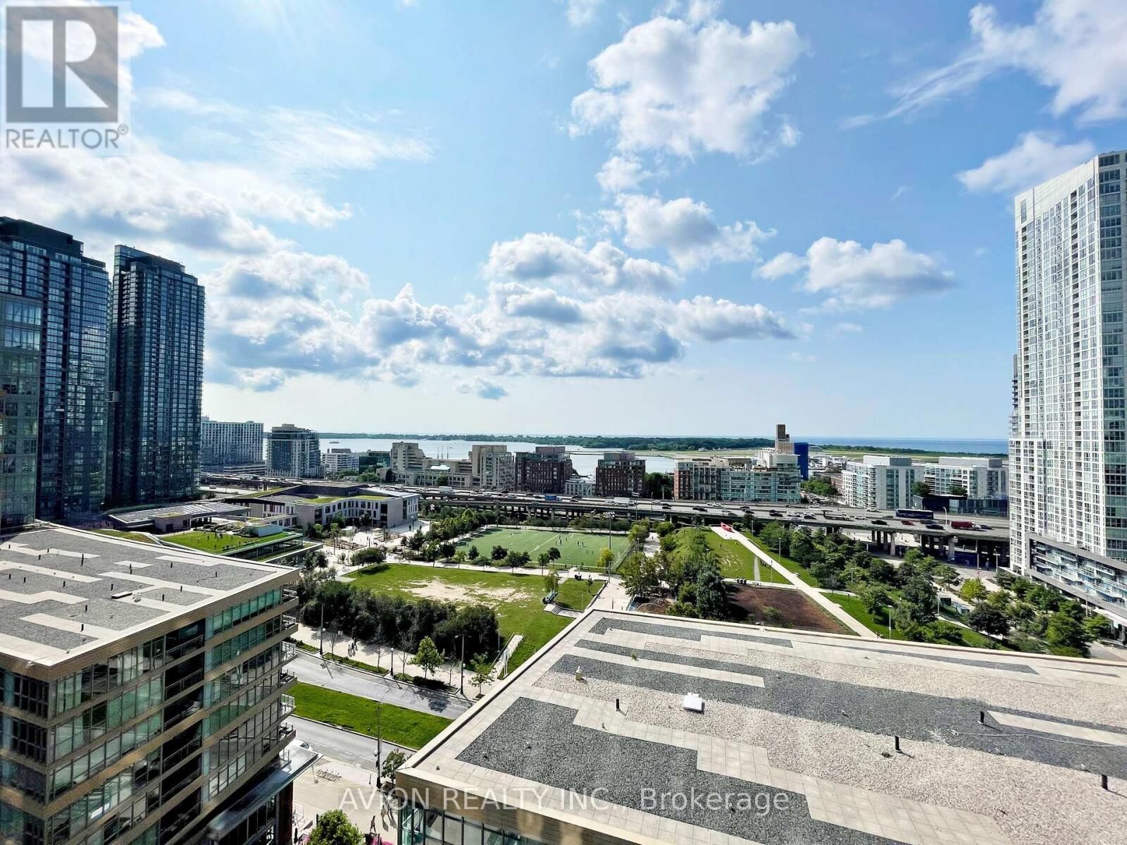 Property Photo:  21 Iceboat Terrace 1807  ON M5V 4A9 